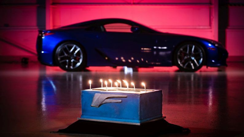 Lexus celebra i 10 anni della LFA