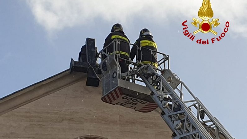 Maltempo: il vento forte provoca il distacco della croce su una chiesa di Catanzaro