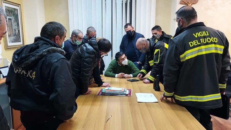 Crolla un muro di contenimento a Rosarno, evacuate trenta persone