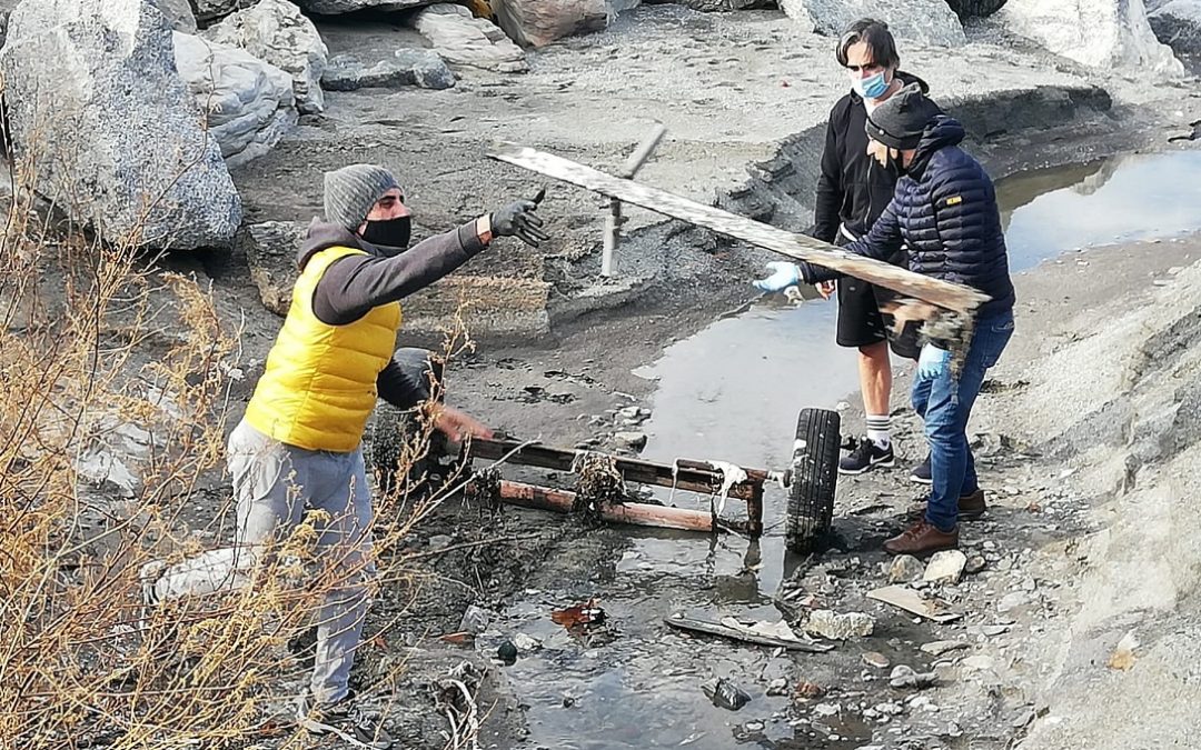 Il sindaco Falcomatà assieme ad alcuni volontari