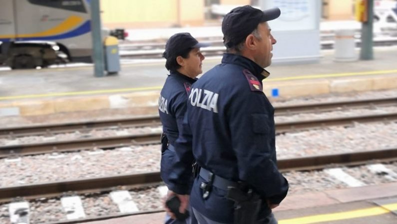 Vuole salire sul treno senza Green pass: aggredisce i poliziotti e viene arrestato