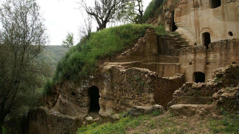 Truffa sui lavori al sito archeologico, indagato il sindaco di Zungri e altre sei persone - VIDEO