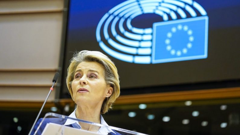 Vaccini, Von der Leyen “Richiameremo AstraZeneca ai suoi obblighi”