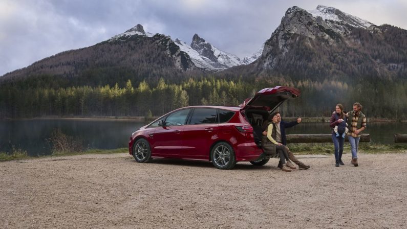 Ford S-Max Hybrid, SUV per famiglie numerose