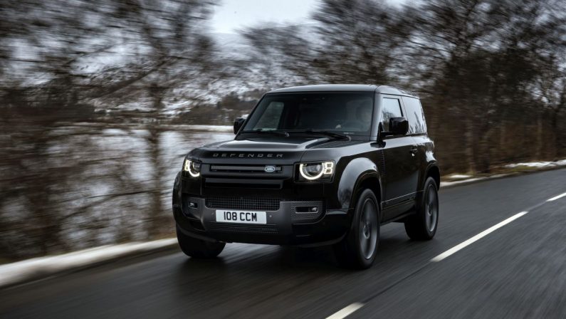 Alla Defender V8 si aggiungono le esclusive edizioni speciali