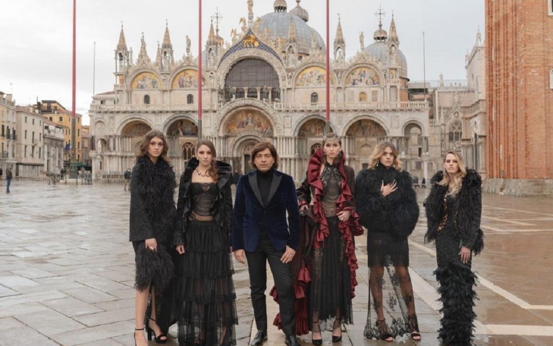 Anton Giulio Grande e le sue modelle in piazza San Marco