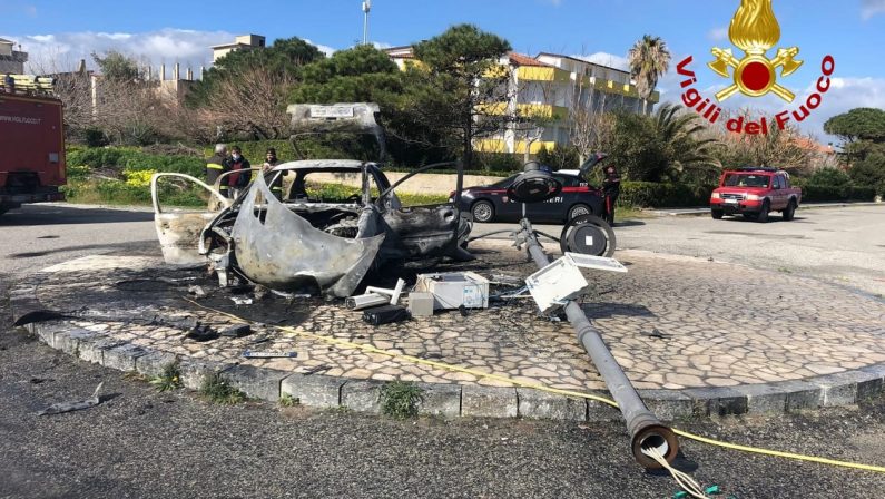 Auto travolge palo della pubblica illuminazione nel Catanzarese e si incendia, fuggite le persone a bordo