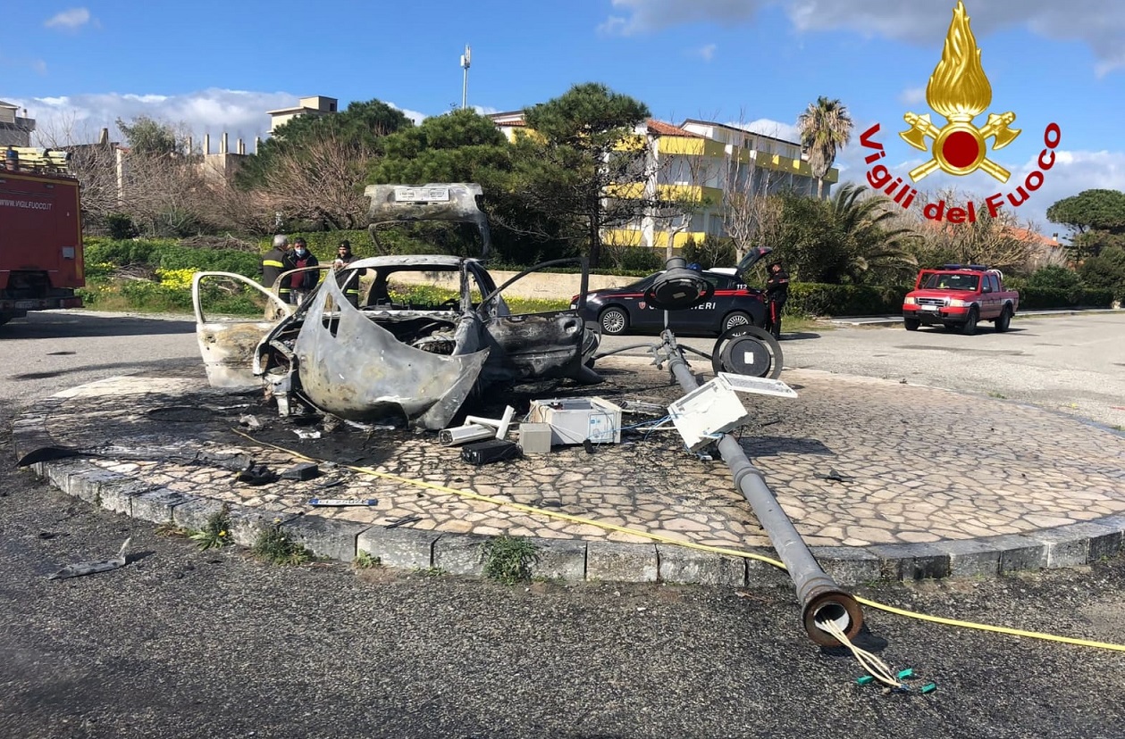 Auto travolge palo della pubblica illuminazione nel Catanzarese e si  incendia, fuggite le persone a bordo - Il Quotidiano del Sud