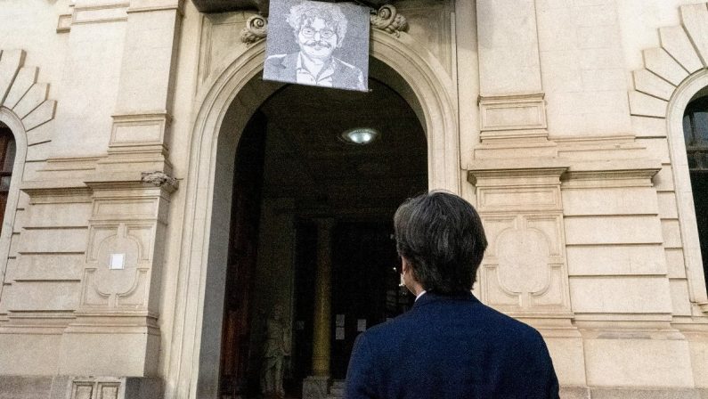 Reggio Calabria, un manifesto per Patrick Zaki sulla facciata di Palazzo San Giorgio