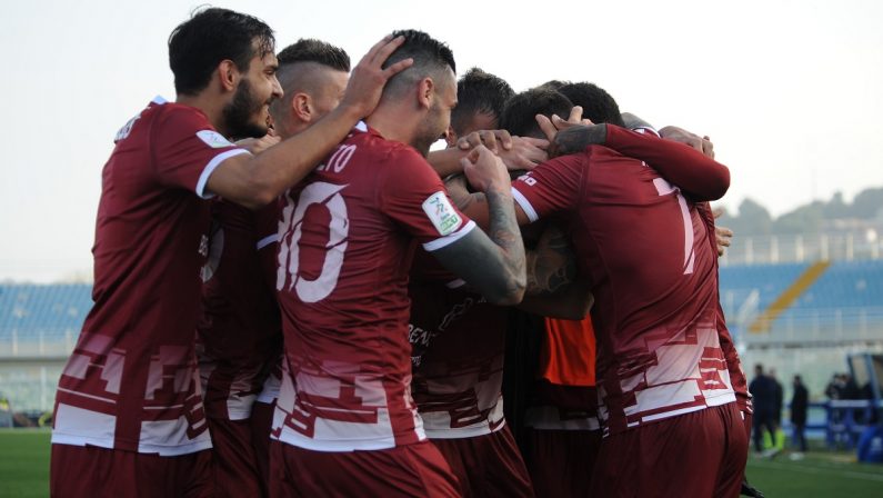 Serie B, tre punti d'oro per la Reggina: a Pescara finisce 0-2