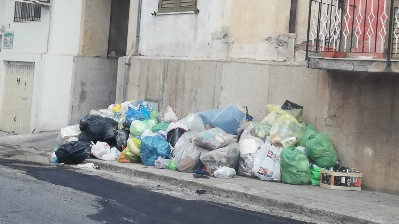 Reggio Calabria, emergenza rifiuti: verranno trasferiti in Puglia