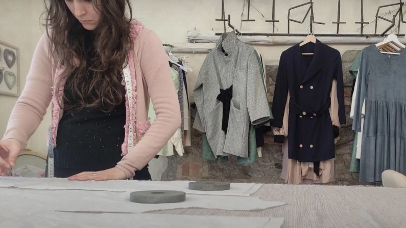 Dai laboratori di chimica dell'Unical un'idea per la moda sostenibile: tessuti dalle ginestre - VIDEO