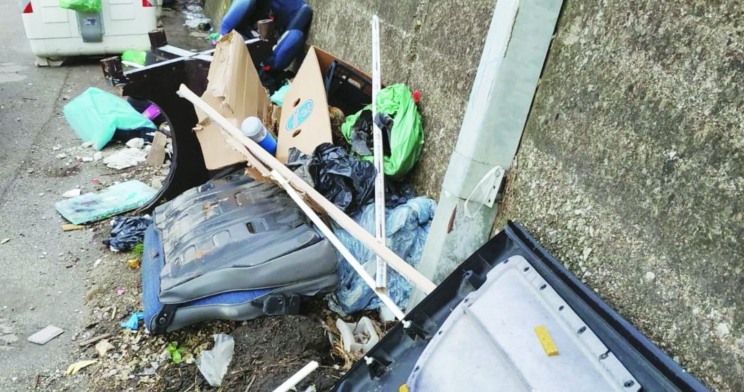 Rifiuti abbandonati in via Caira