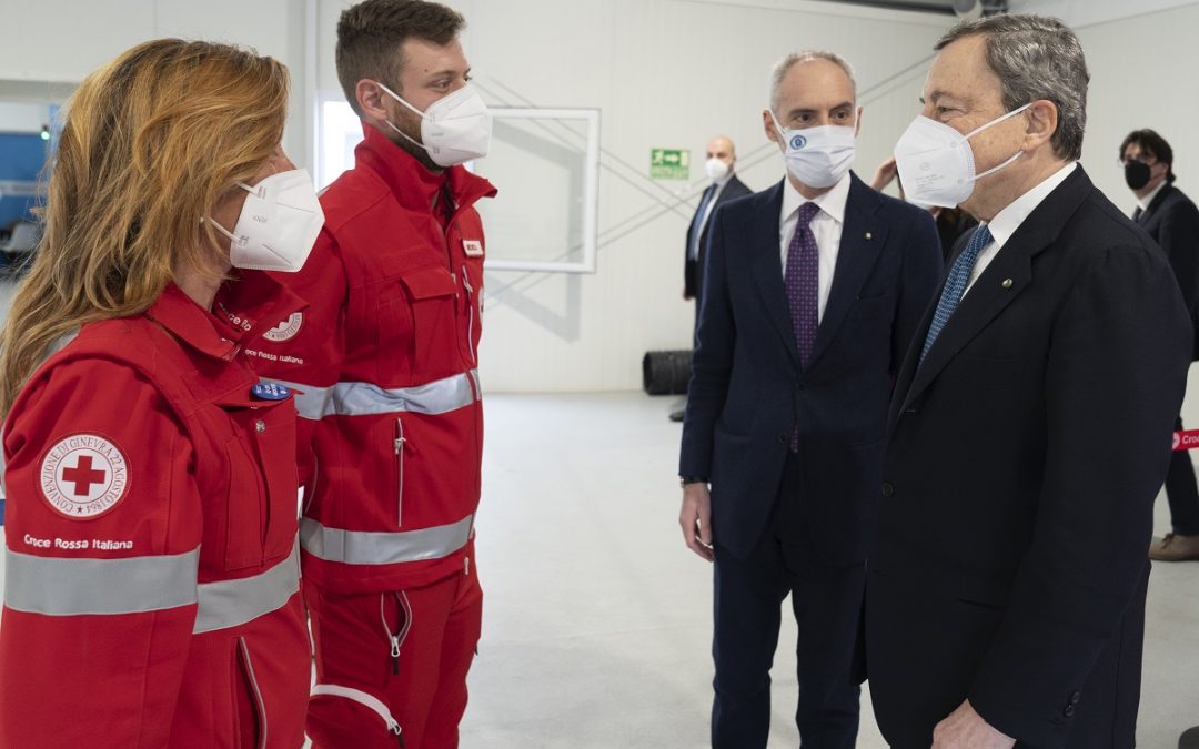 Mario Draghi al centro vaccini anti Covid dell’aeroporto di Fiumicino