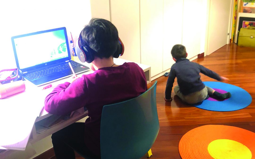 La giornata-tipo a casa di Serena e Leandro con i bambini (in foto i più piccoli) prevalentemente al pc o inattivi