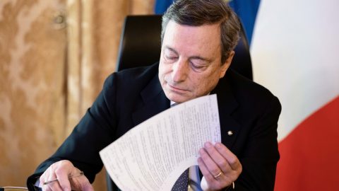 Il Presidente del Consiglio Mario Draghi partecipa alla videoconferenza dei membri del Consiglio europeo