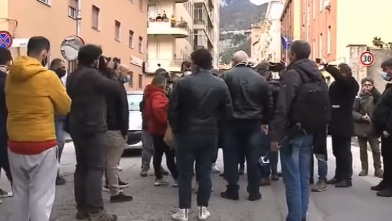 Protesta a Salerno, da esercenti e No Dad slogan contro De Luca