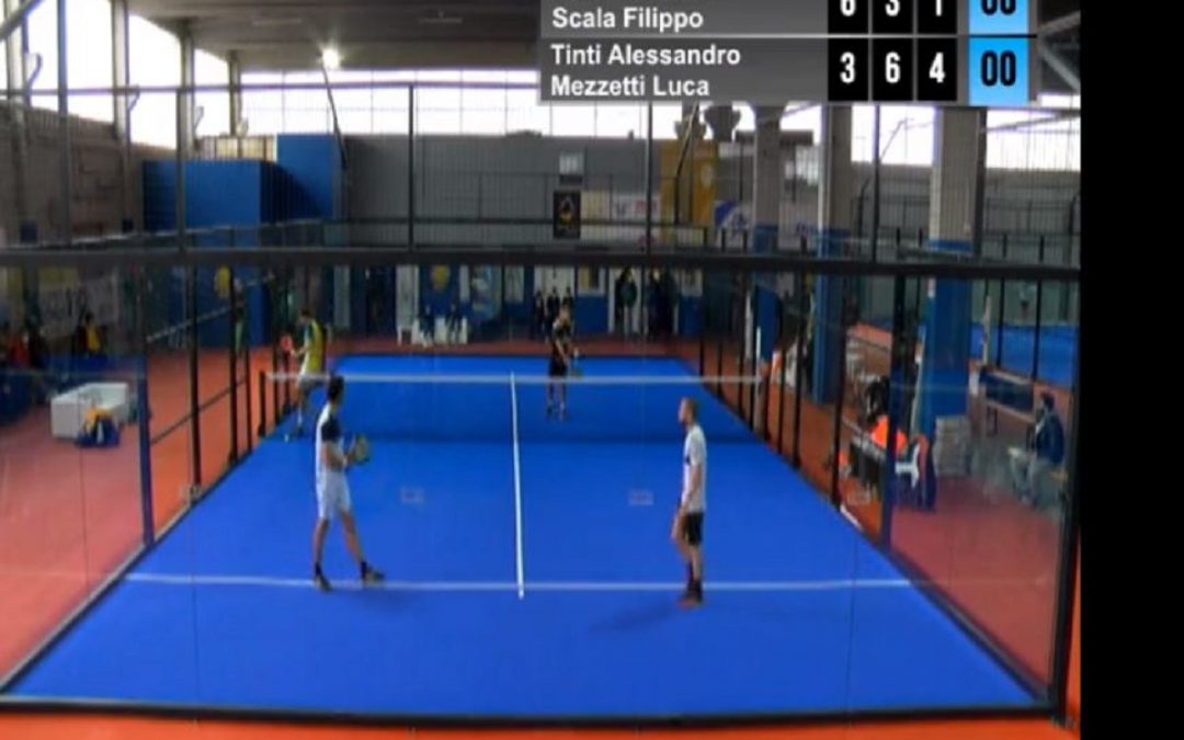 Padel, in un torneo a Rende un giocatore sfonda la protezione in vetro