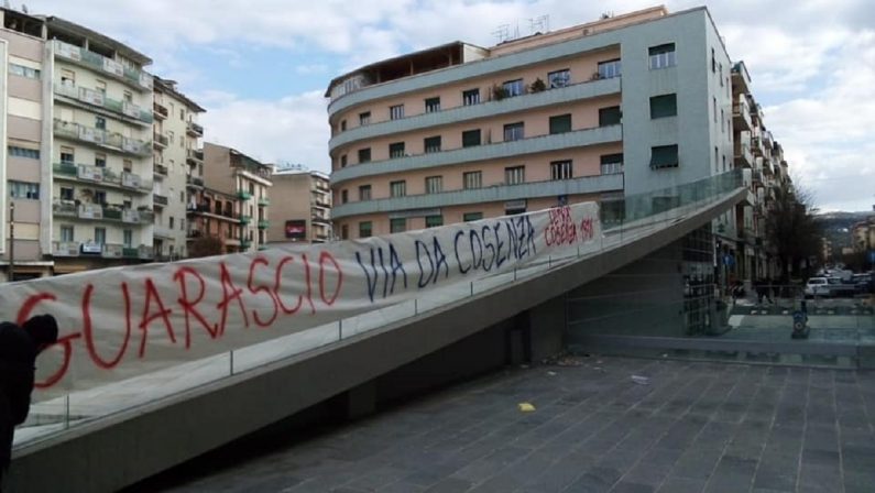 «Guarascio via da Cosenza», città tappezzata di striscioni contro il patron rossoblù