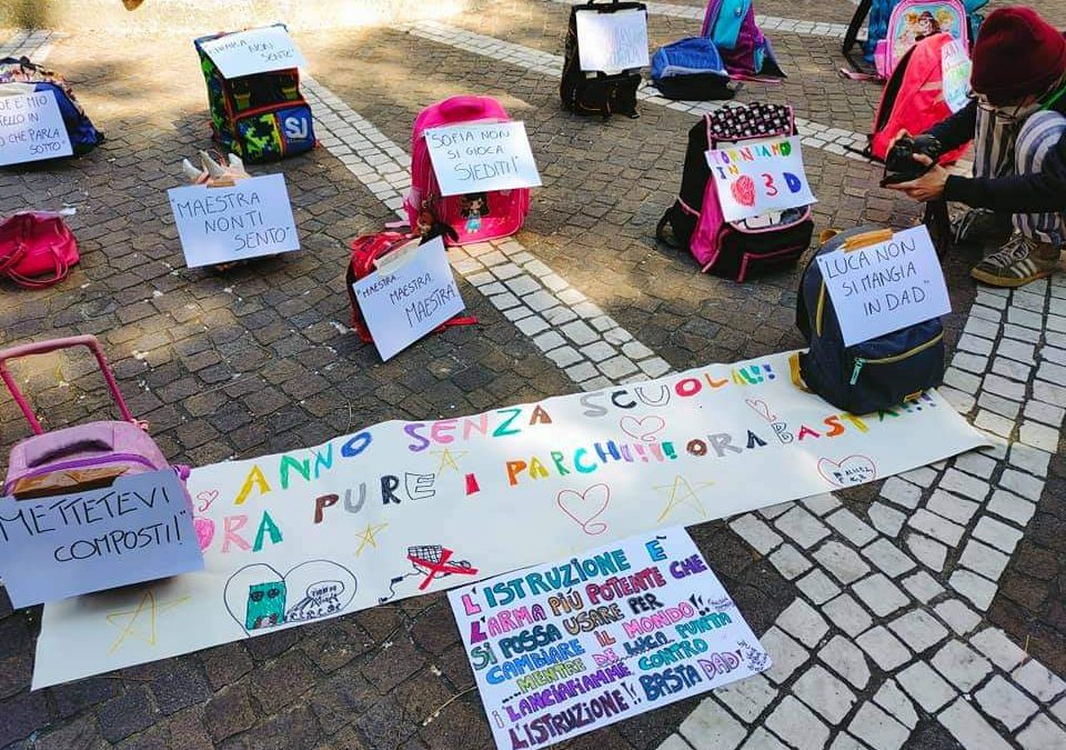 No Dad, protesta sotto la Regione: manifestanti anche da Salerno