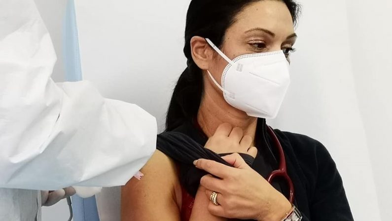 Vaccino coronavirus, la Calabria risale la classifica: 15.000 dosi in più in 24 ore