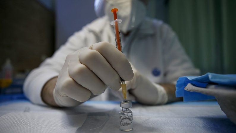 Vaccini in Basilicata, metà regione ferma al palo