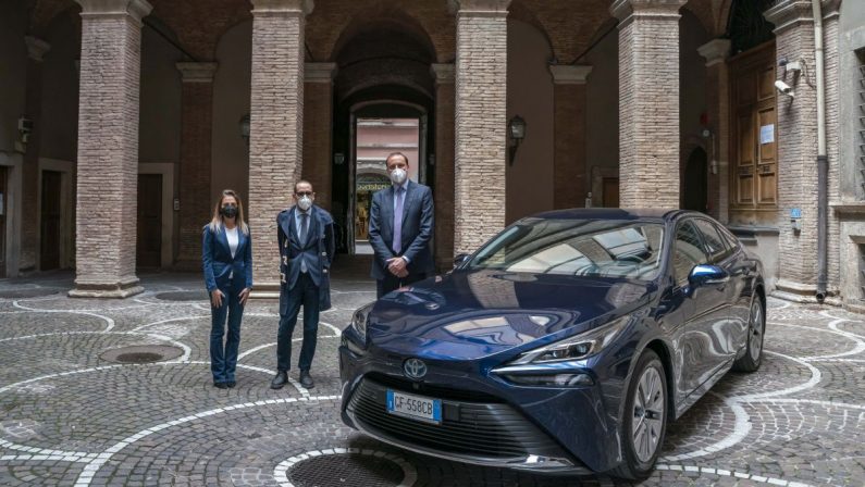 Toyota presenta la Mirai al Sindaco di Terni