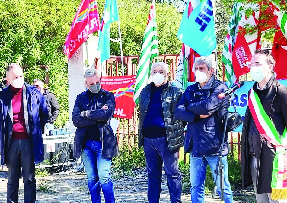 Il sit-in dei sindacati confederali ieri davanti alla Greenswitch di Ferrandina