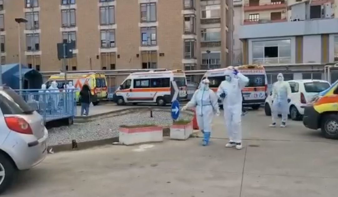 Le ambulanze in coda all'esterno del pronto soccorso di Cosenza