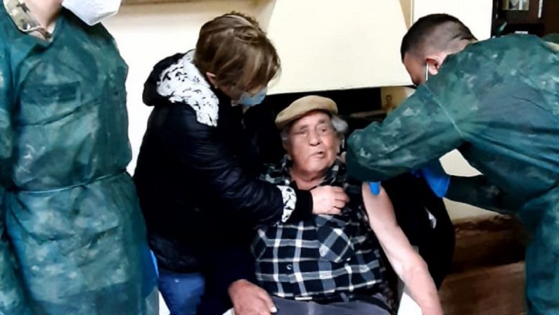 Nonno Francesco, 99 anni e reduce della Seconda guerra mondiale, vaccinato a casa dall'esercito