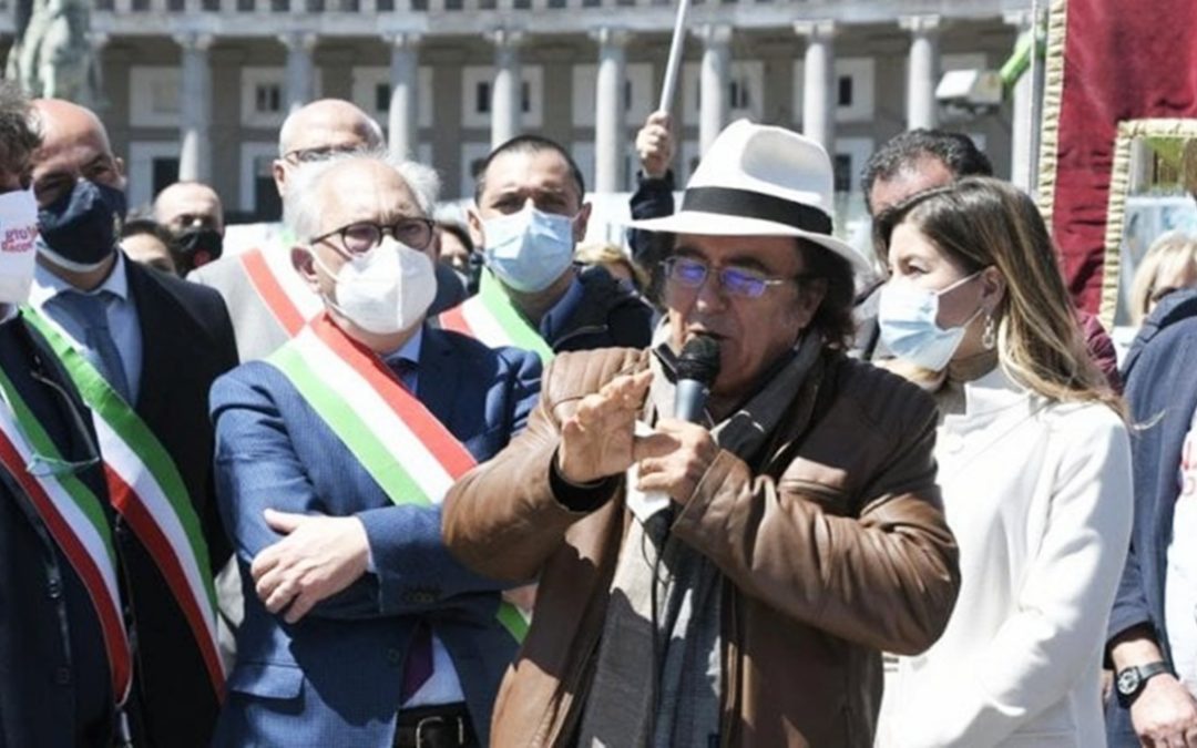 Al Bano in piazza a Napoli con i sindaci del Sud