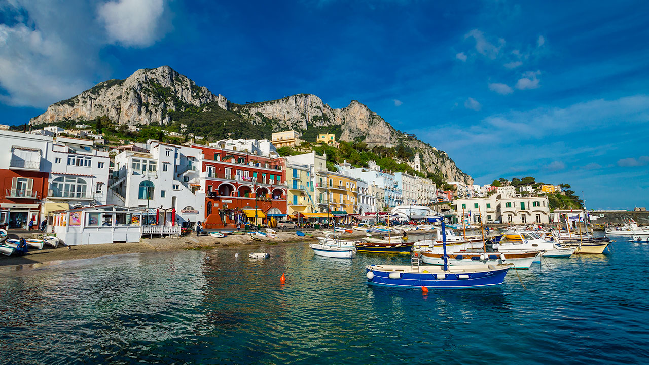 Stretta su bici e monopattini: Capri rafforza il divieto di circolazione