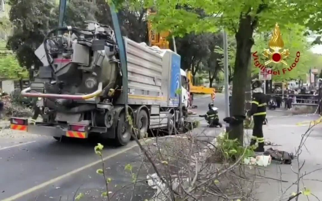 Roma, cede l’asfalto. Un’autocisterna finisce in una voragine