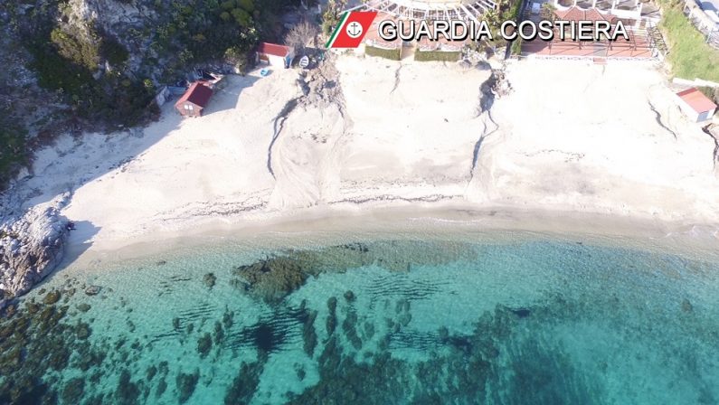 Lotta all'abusivismo nel Vibonese, iniziata la demolizione sulla spiaggia di Grotticelle di Ricadi