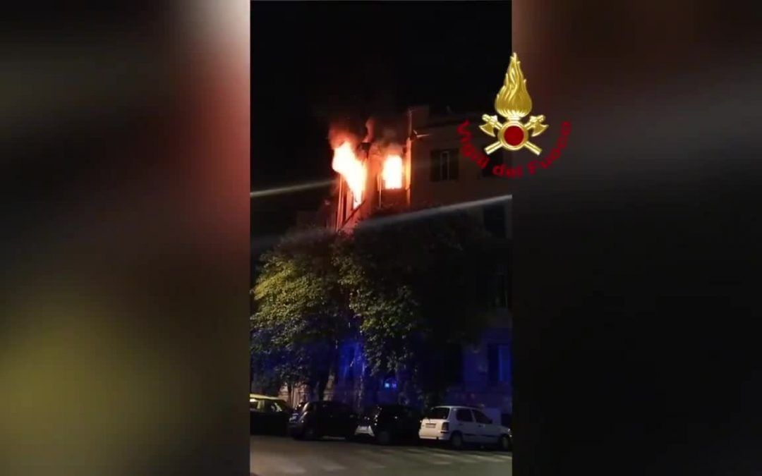 Roma, incendio in un appartamento. Donna salvata dai vigili del fuoco