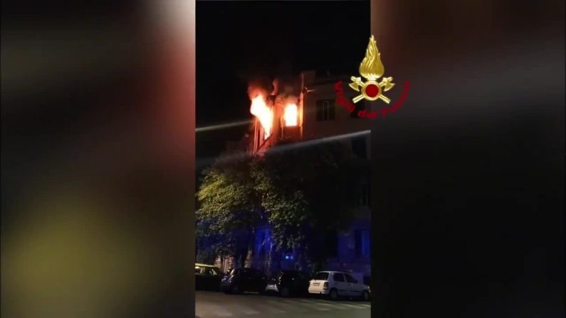 Roma, incendio in un appartamento. Donna salvata dai vigili del fuoco