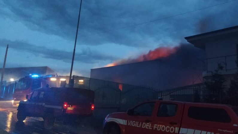 Incendio nel Vibonese, distrutto un impianto di smaltimento rifiuti