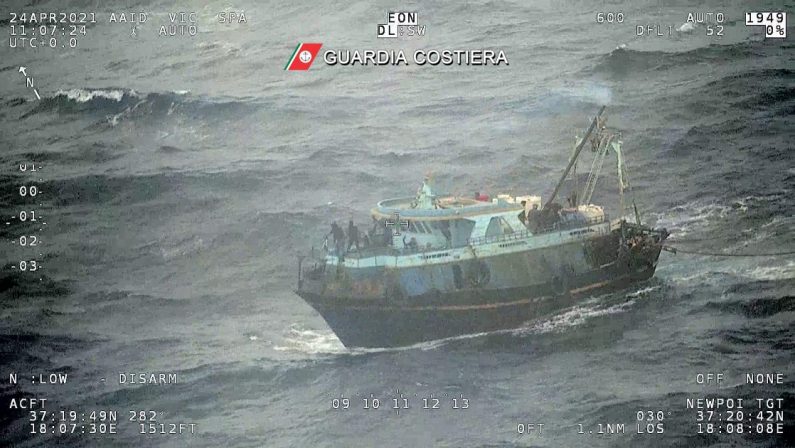 Barcone con 100 migranti a bordo soccorso a largo Calabria, trainato in porto - VIDEO