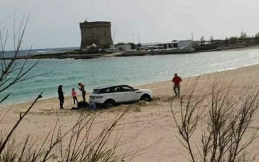 Il suv sulla spiaggia di Porto Cesareo