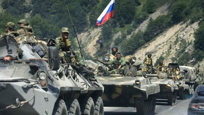 Si aggrava la crisi Ucraina-Russia, attacchi nel Donbass e profughi in fuga