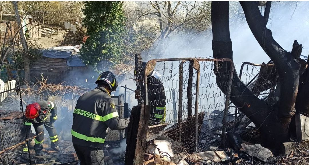 I vigili del fuoco al lavoro sul luogo dell'incidente