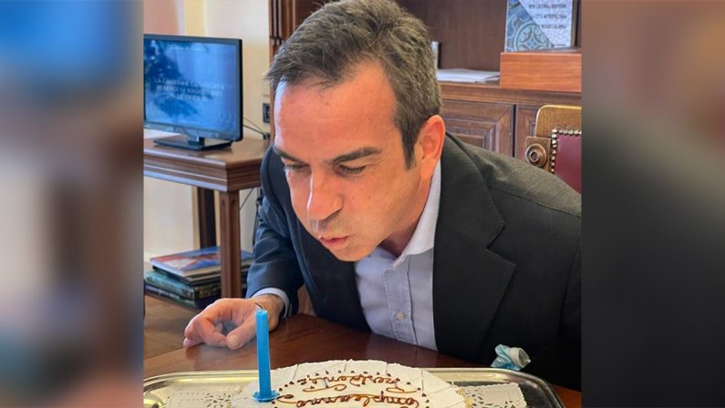 Roberto Occhiuto festeggia il suo compleanno su Facebook