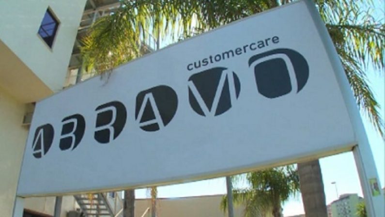 Tim lascia Abramo Customer Care: a rischio quasi 500 posti di lavoro