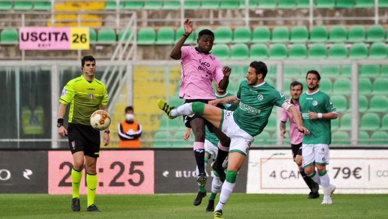 Calcio: rigore dubbio, l’Avellino cade con il Palermo