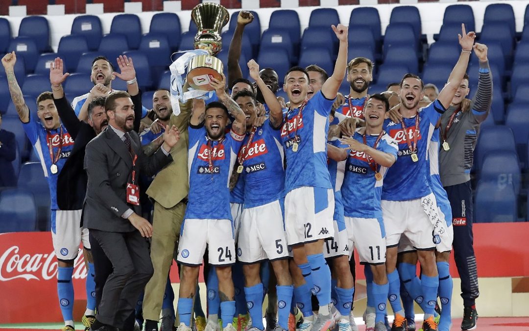 I giocatori del Napoli alzano la Coppa Italia 2020