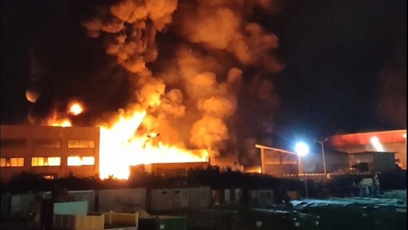 Incendio stabilimento rifiuti a Rende, i dubbi sulla qualità dell'aria. Si attendono i riscontri dell'Arpacal