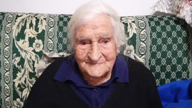 Nonna Angela si protegge dal Covid a 105 anni: è tra le più anziane vaccinate in Calabria