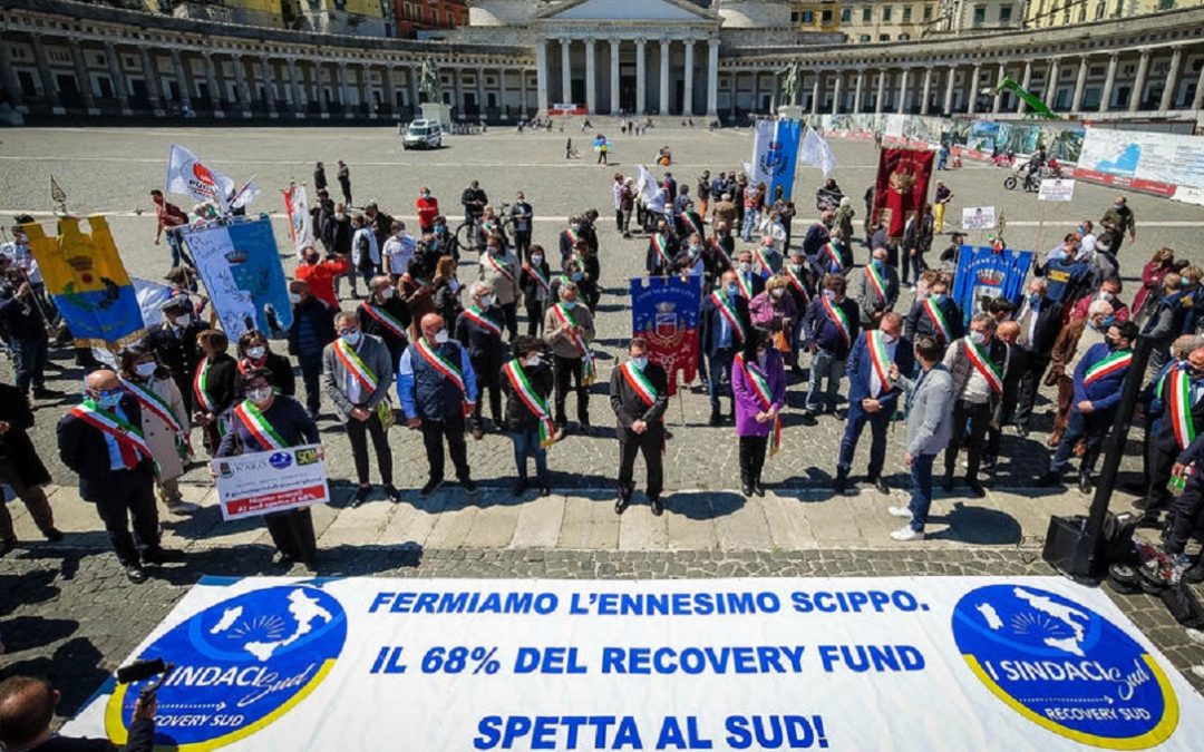 Sit-in di sindaci del Sud in Piazza Plebiscito a Napoli