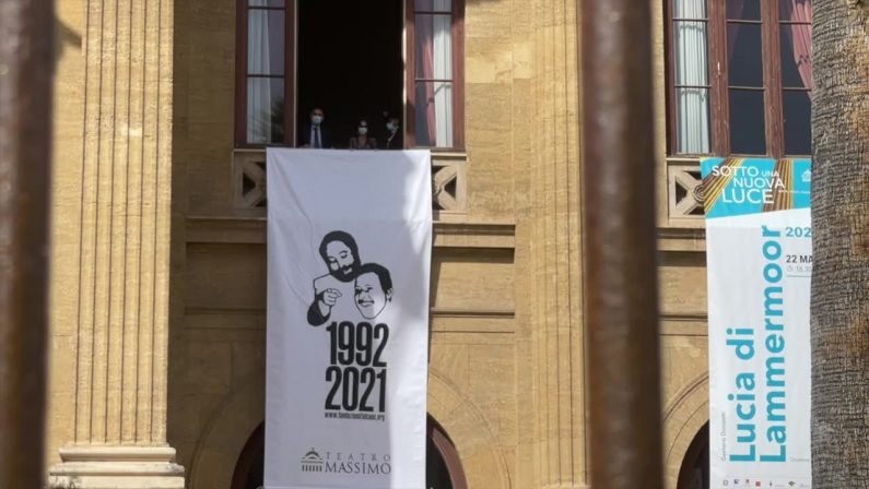 Strage di Capaci, un lenzuolo della memoria al Teatro Massimo di Palermo