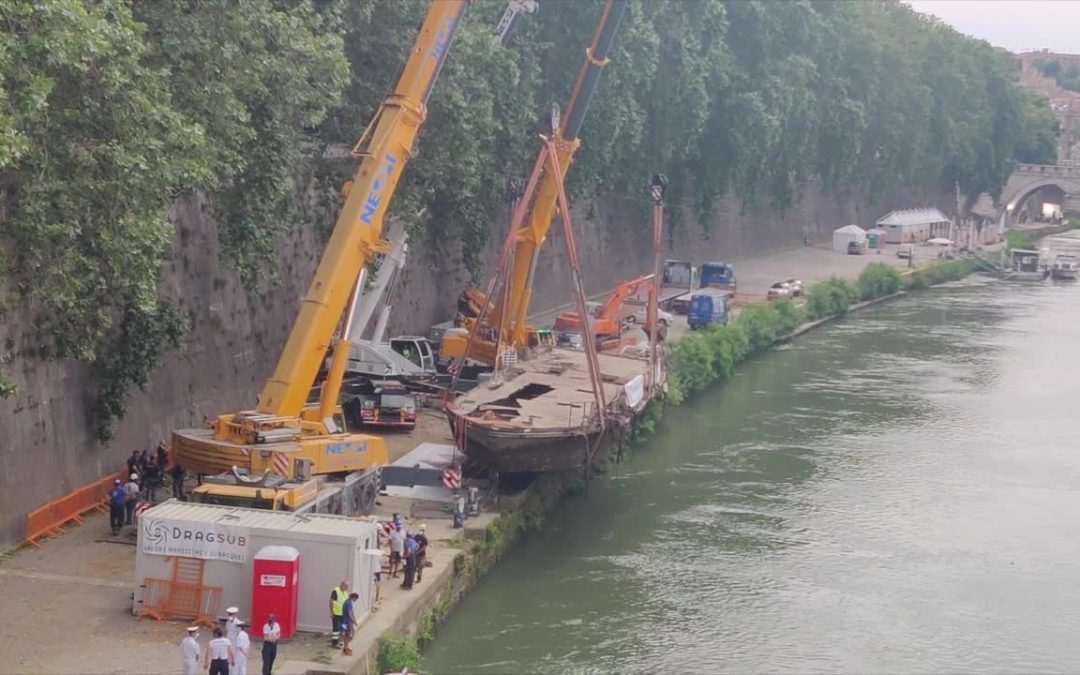 Roma, rimosso dal Tevere relitto del 2008